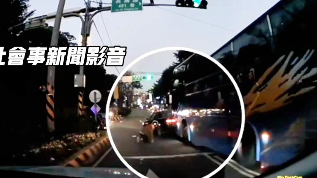 被撞的機車騎士倒地。（圖／翻攝自社會事新聞影音）