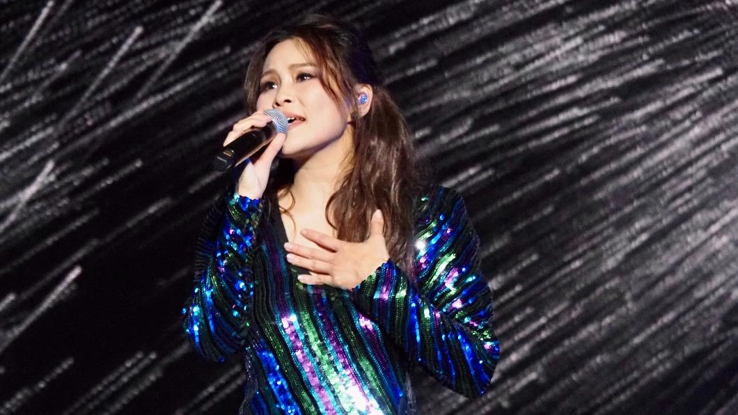 周蕙太會賺！尾牙商演狂吸千萬　爆忍病開唱「醫生下猛藥」