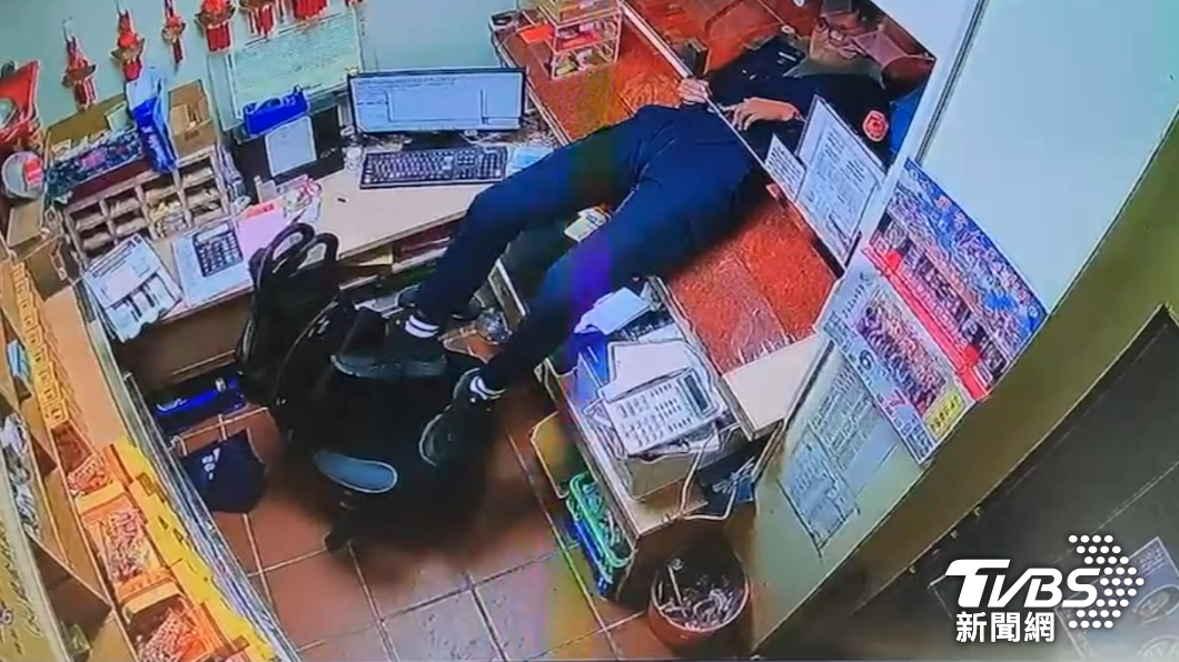 林于凱員警因身型較為高壯,攀爬的過程中還因皮帶卡住只好無奈退場。(圖/TVBS)