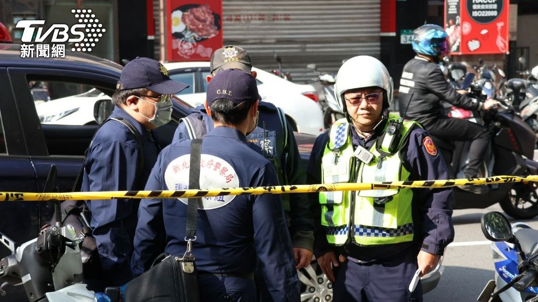 蘆洲警演練「銀行搶劫」 持電擊棒、震撼彈壓制歹徒