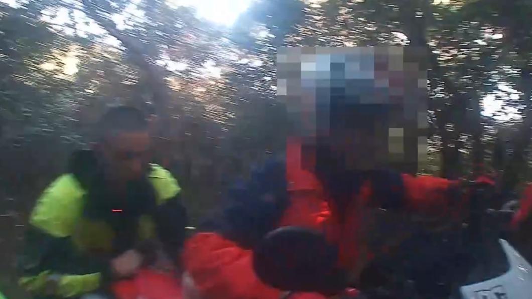 一名員警在後面推車,另一名員警則是在前方拉,合力協助越野重機騎士脫困。(圖/金山分局提供)