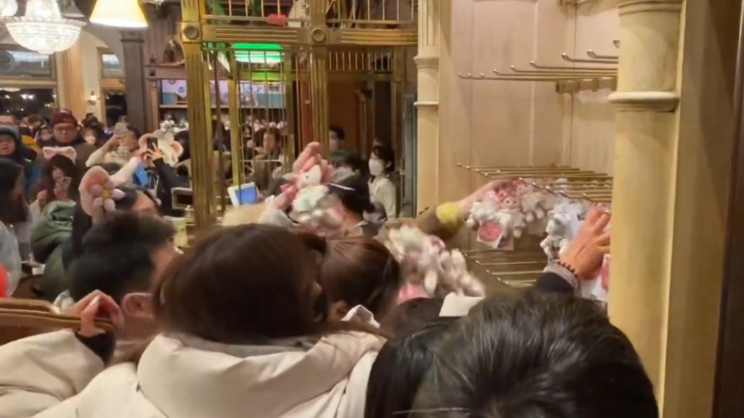 商品架前遊客擠成一團搶購商品。(圖/翻攝自@nanaaan___推特)