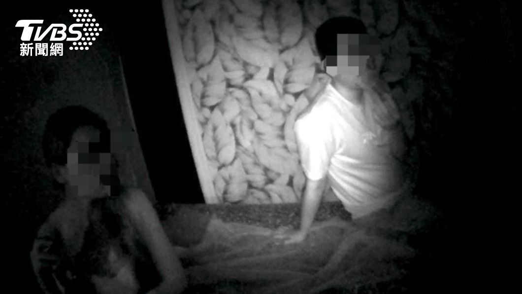 警方入內搜查時，男客驚慌站起，女服務生更是嚇得將被子掩在身上。（圖／TVBS）