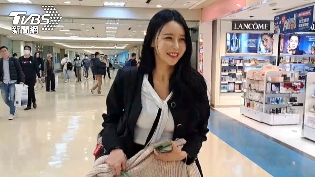 台啤永豐雲豹韓職女神李雅英抵台,展現超強親和力。(圖/TVBS)