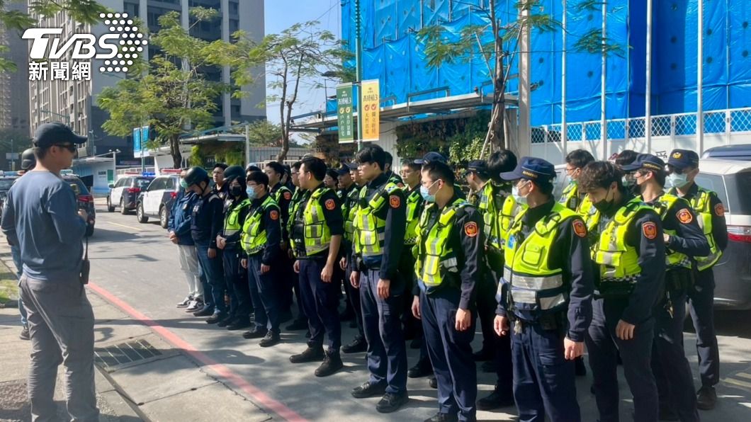 40名員警進行攔截與圍捕。(圖/TVBS)