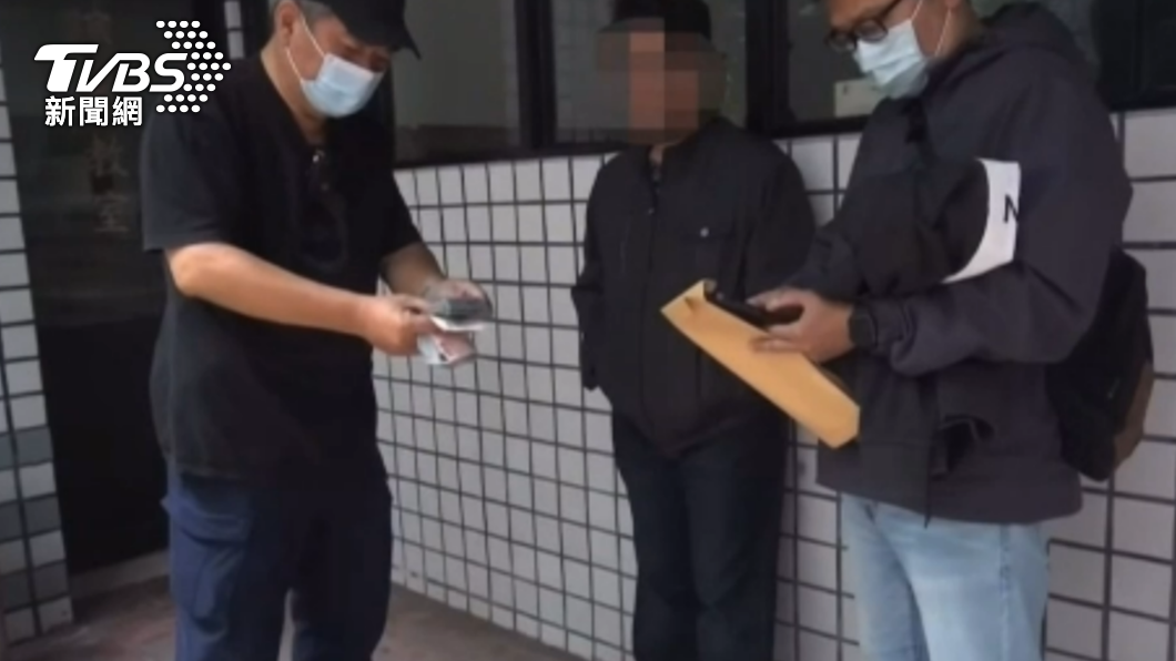 警方跟監埋伏,才在多處同步執行拘提,逮獲以黃男等15人的詐保集團。(圖/TVBS)