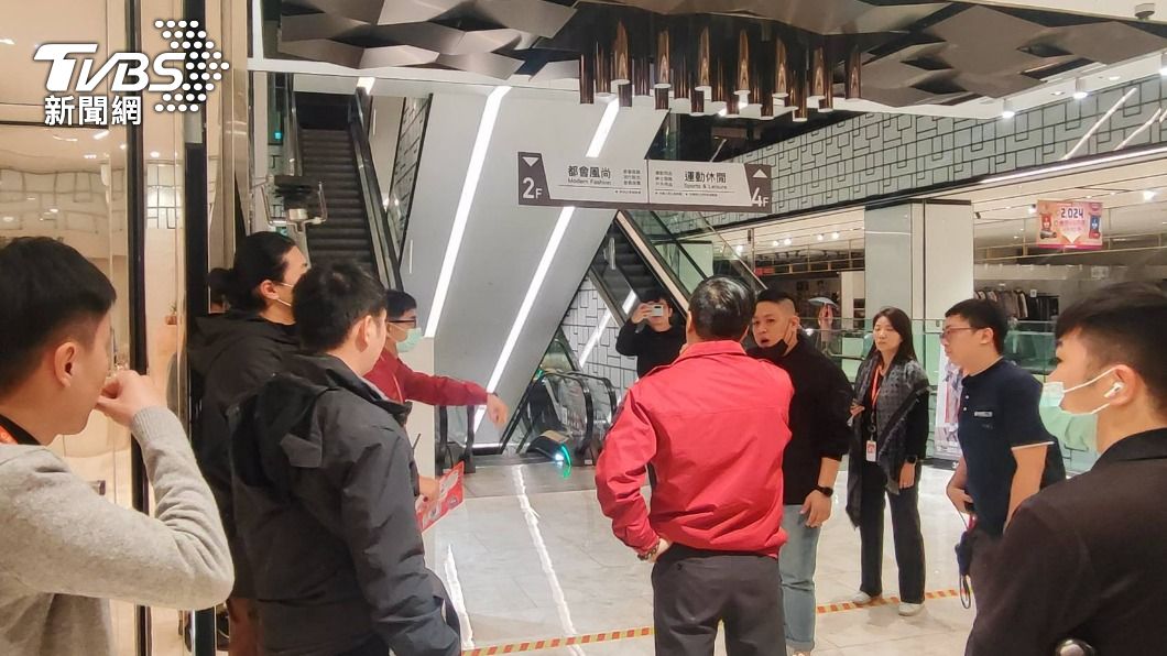 新北市政府消防局第二大隊在宏匯廣場進行綜合性消防設備檢查。（圖／TVBS）