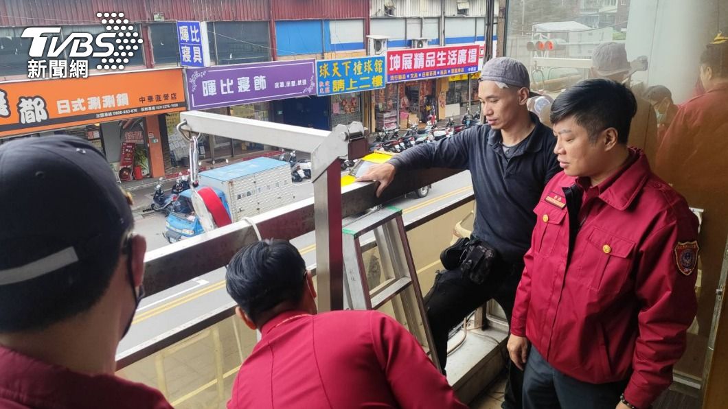 消防人員確保戶外空間的暢通。（圖／TVBS）
