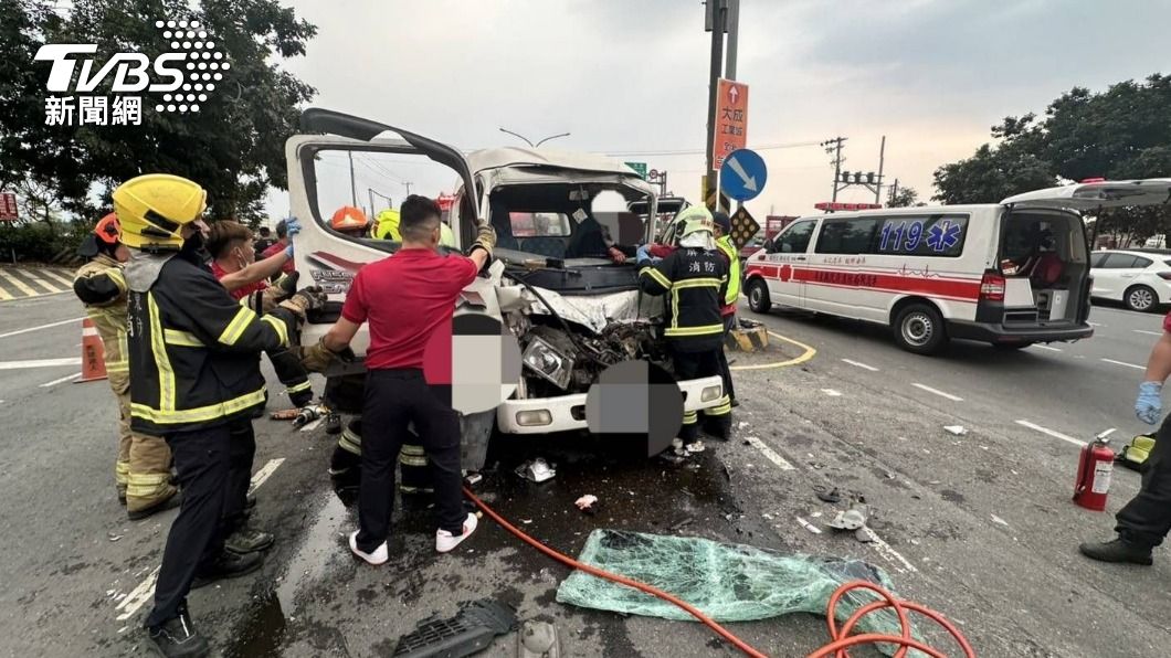 沒看到？屏東小貨車追撞曳引車　車頭「爛成廢鐵」駕駛受困