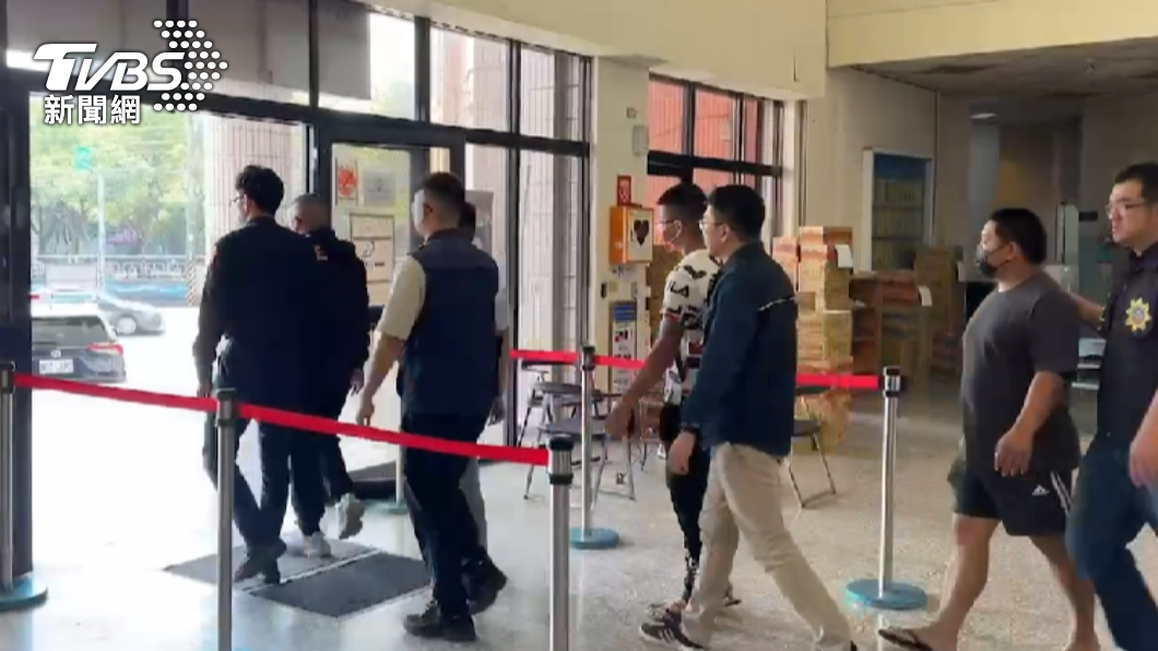 警方到場後滋事人等早已鳥獸散，但仍在九小時後將五人帶返所送辦。（圖／TVBS）