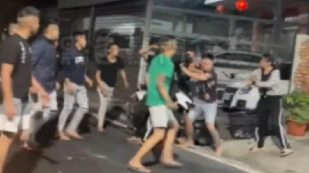 孫男率領多人前往宮廟持棍毆打林男。（圖／翻攝自黑色豪門）