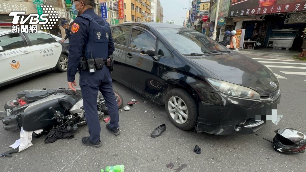 蘇男跌倒時直接摔進汽車車底。（圖／民眾授權提供）