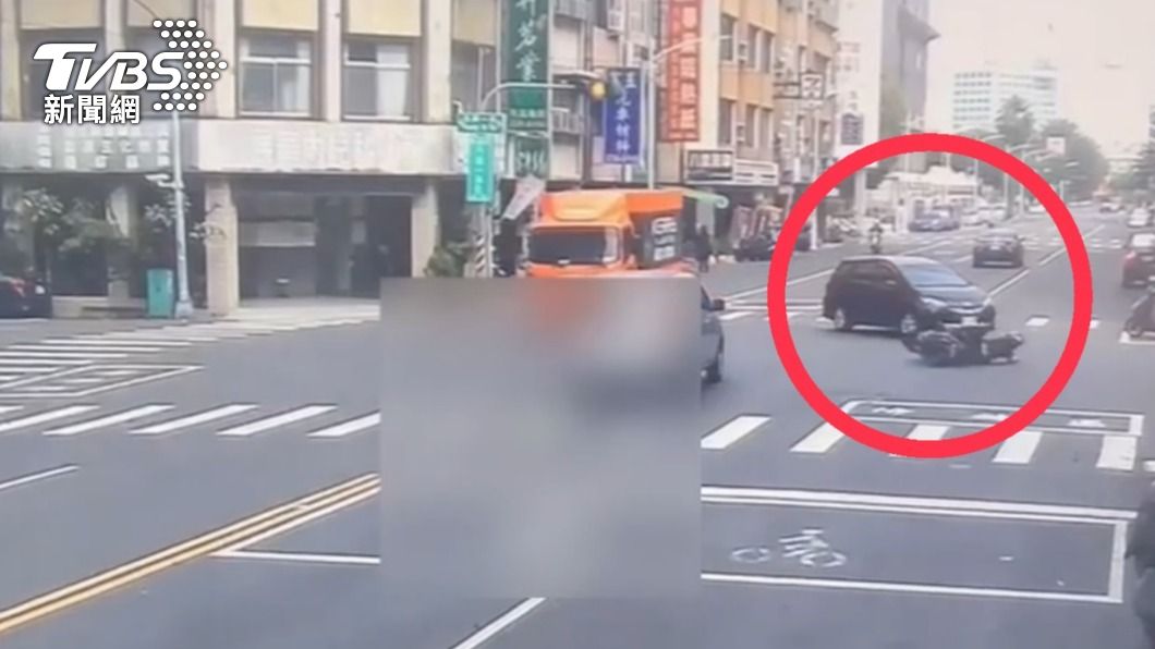 為閃左轉車,騎士蘇男急煞慘摔。(圖/TVBS)