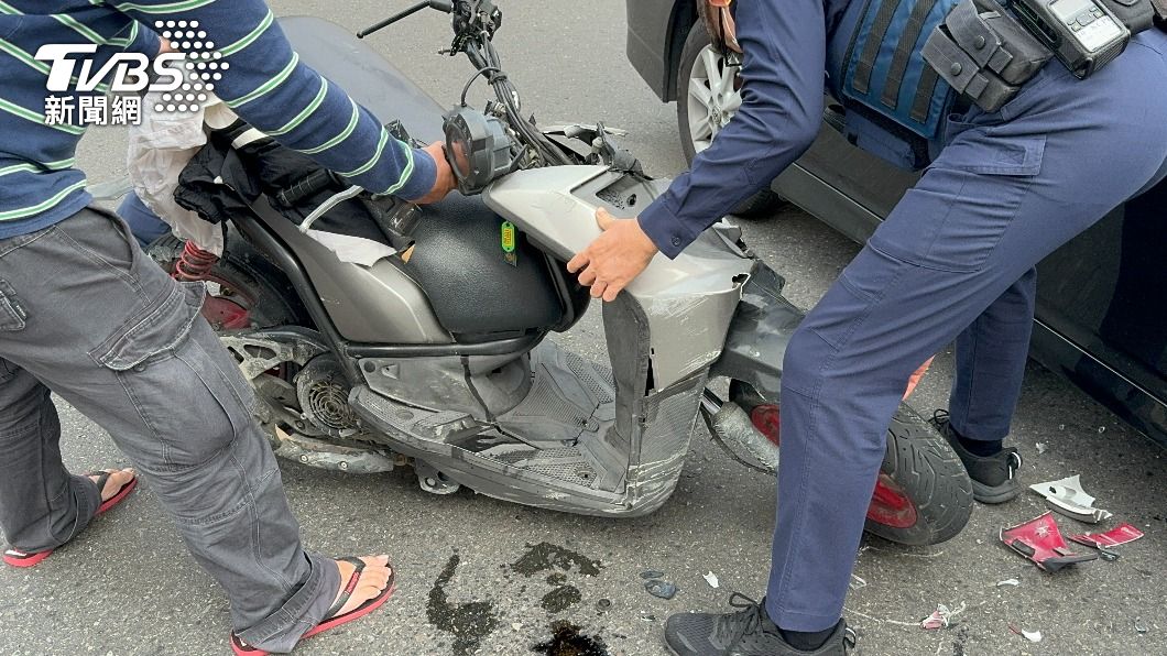蘇男機車慘成廢鐵。(圖/民眾授權提供)