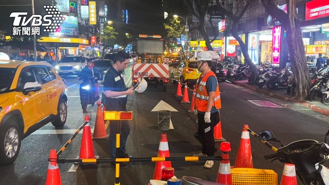 北市林森北路、長春路口驚現「天坑」 警緊急封鎖現場