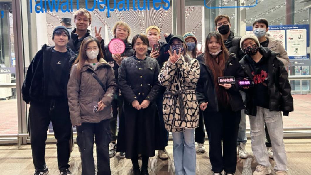 蔡依林開心陪粉絲合照。(圖/翻攝自蔡依林官方粉絲團微博)