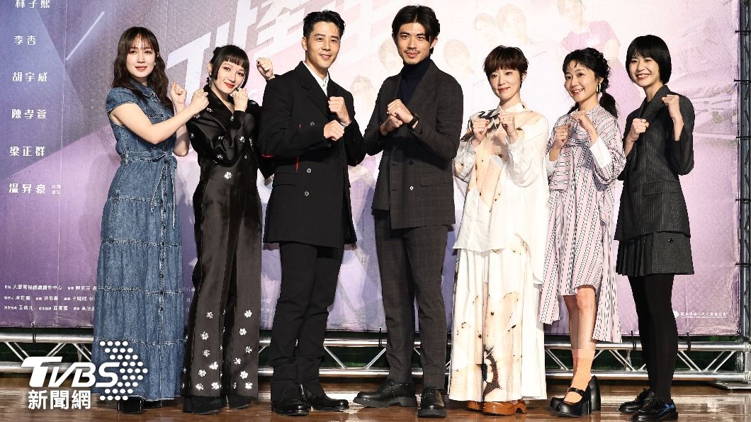 小薰(左起)、李杏、胡宇威、梁正群、林子熙、陳婉婷及陳璇出席《打怪任務》首映會。(圖/張哲鳴攝)
