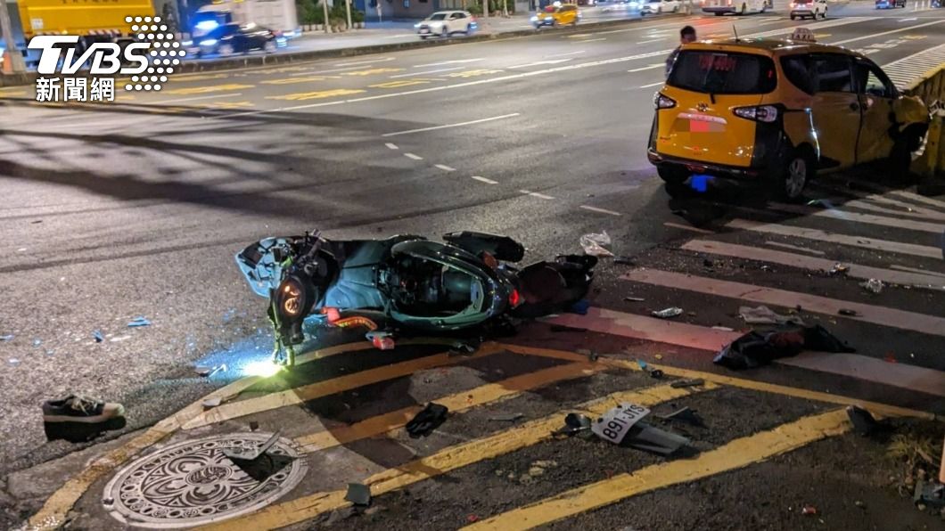 機車騎士剎車不及撞上迴轉的計程車，現場一片混亂。（圖／TVBS）