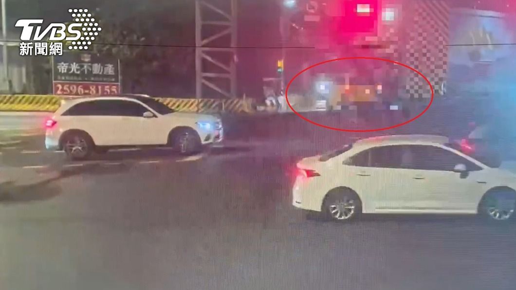 監視器拍下事發過程。(圖/TVBS)