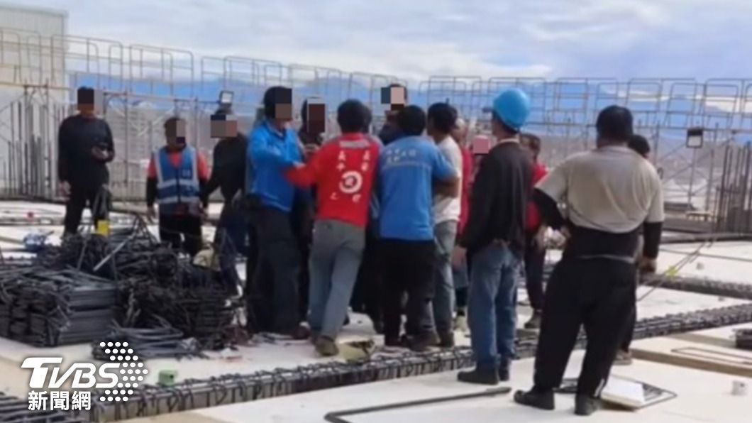 中壢工地爆衝突!2工人「這件事」起口角 多人推擠扭打一團