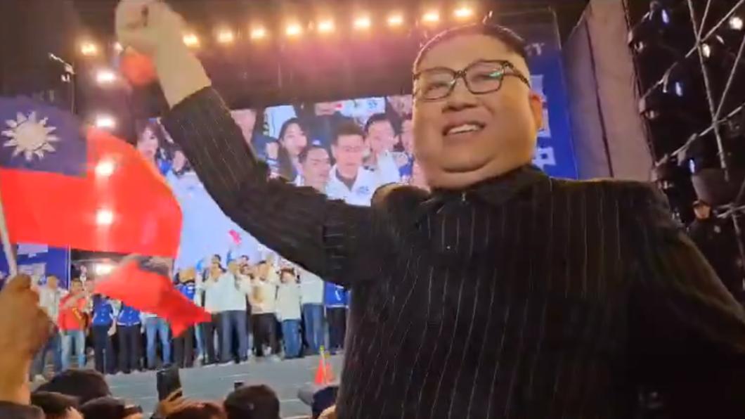 Howard X現身侯友宜選前之夜。(圖/翻攝自@KimJongUnDouble推特)