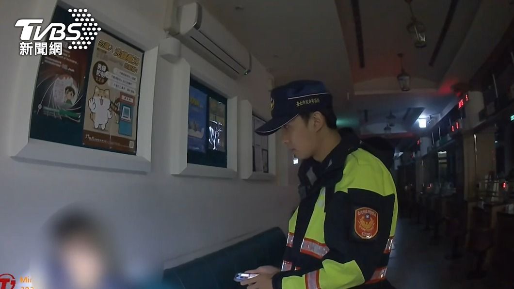 警員盤查楊男身分。(圖/TVBS)