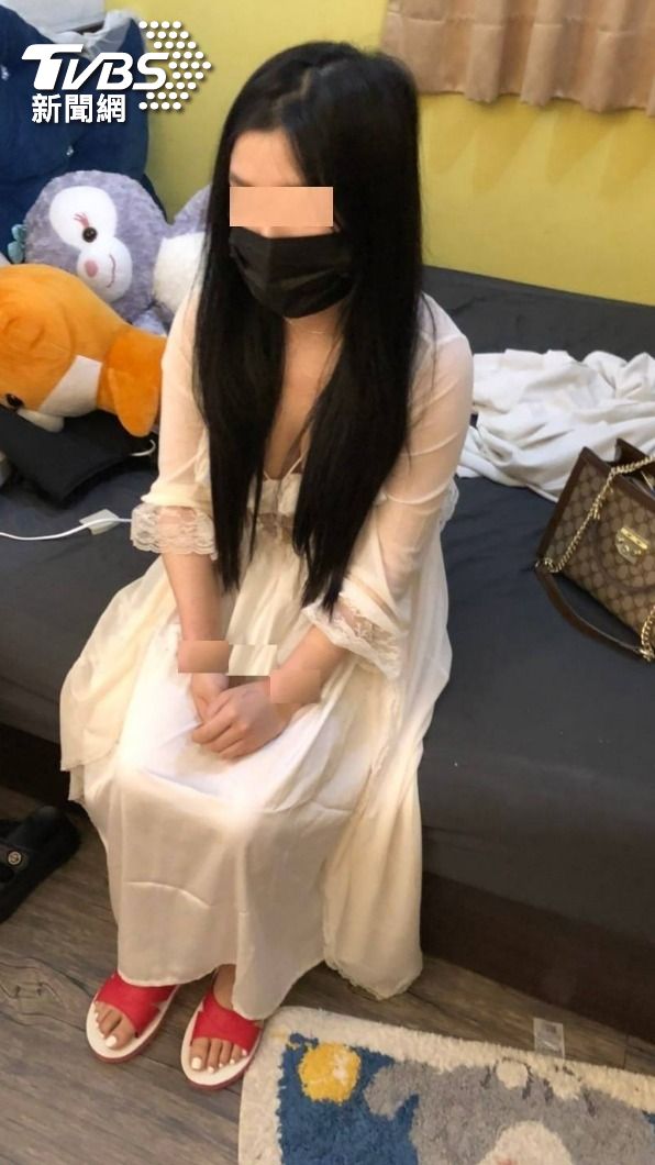 10名越南籍賣淫女子由移民署依違反入出國及移民法規定執行強制驅逐出國。（圖／TVBS）