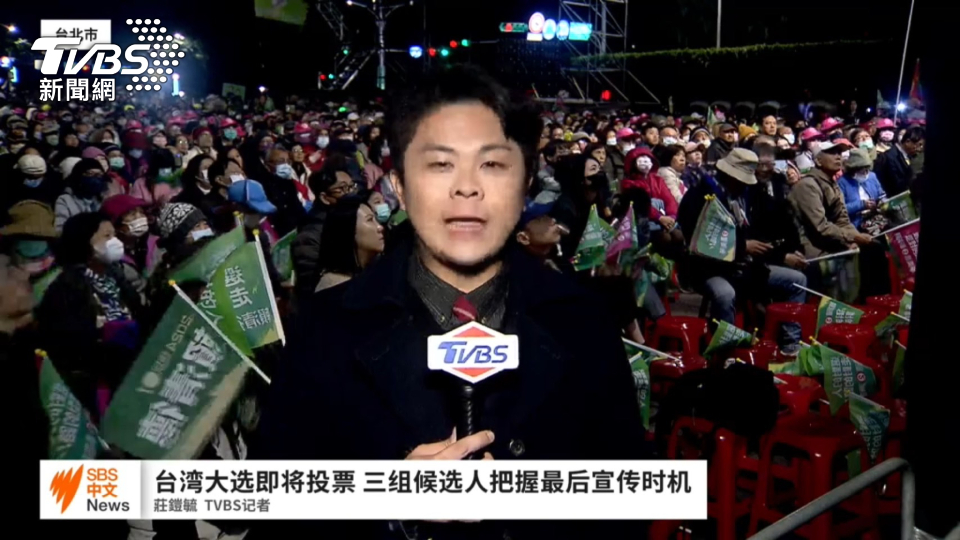 TVBS記者莊鎧毓與澳洲SBS新聞台連線,在競選總部帶來現場報導。(圖/TVBS)