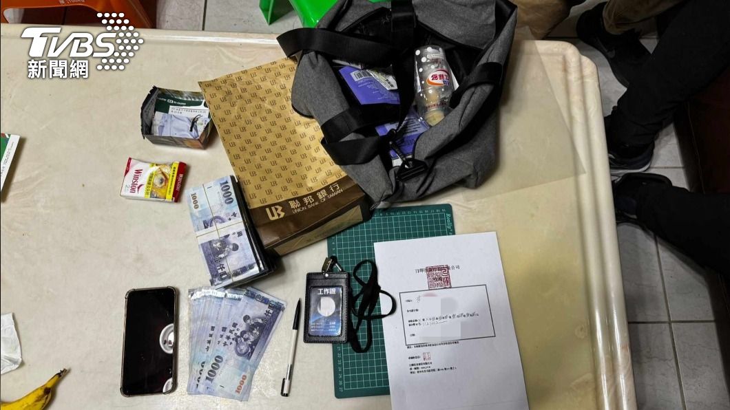 警方查扣偽造的「日暉投資股份有限公司」識別證和收據等證物。(圖/TVBS)