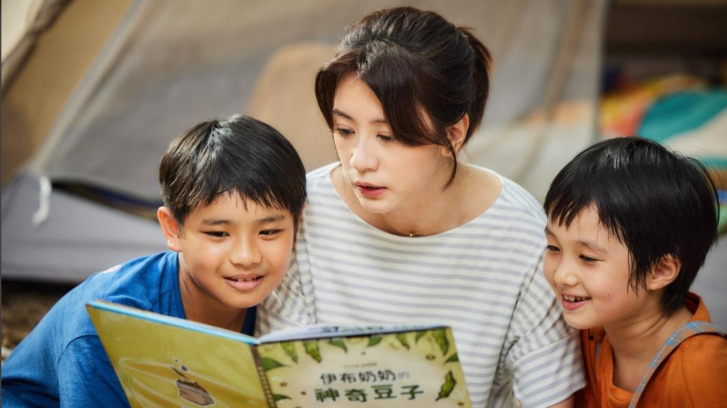 賈靜雯在《小子》片中與吳宗修、釋小願合照,角色關係掀起討論。(圖/良人行提供)