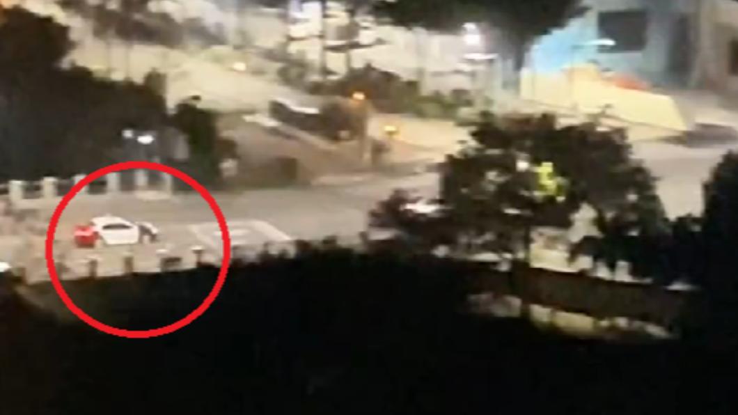 街頭警匪片!雄警半夜鳴笛逮毒犯 老外頂樓看戲狂喊WTF