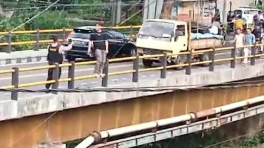台男吃飛醋跟太太吵架　竟想「峇里島跳橋」警民快手攔阻