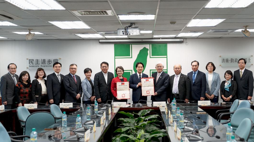 中選會送上當選證書 賴清德:我跟蕭美琴找到工作了