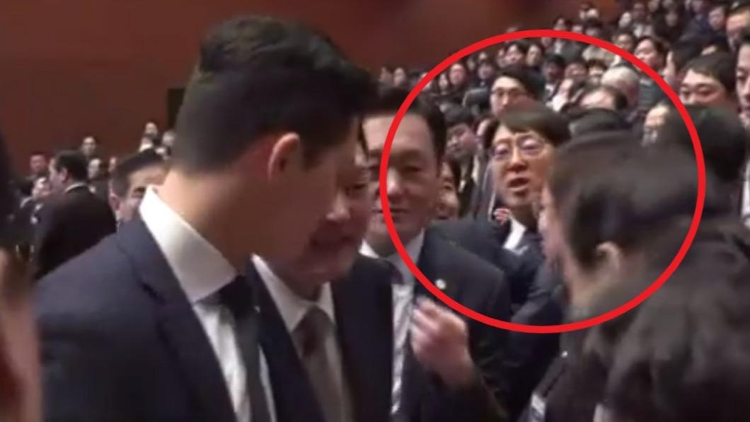 姜聖熙在尹錫悅向前走後繼續喊叫。(圖/翻攝自韓聯社)