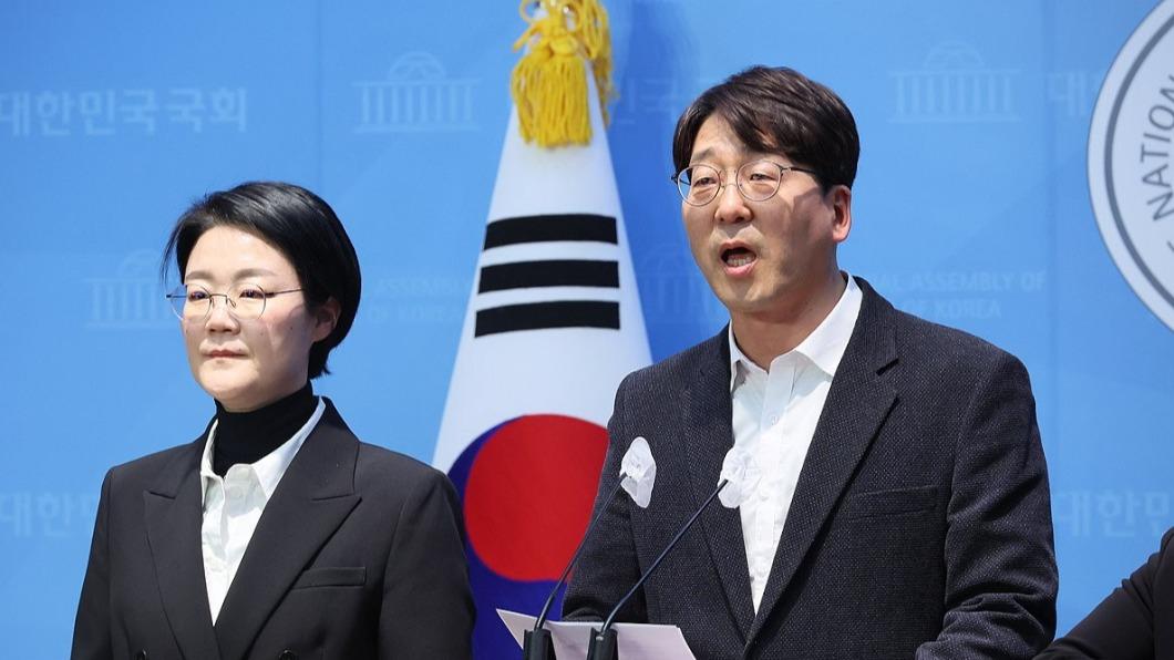 姜聖熙(圖右)和所屬的進步黨19日公開要求尹錫悅道歉。(圖/翻攝自韓聯社)