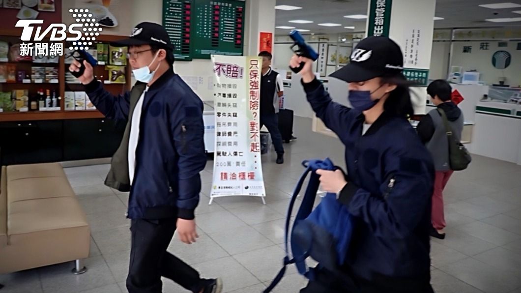 警員假扮匪徒槍行搶銀行。(圖/TVBS)