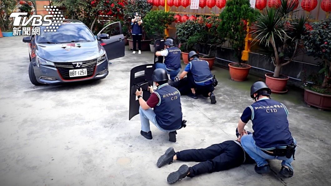 匪徒遭壓制逮捕。(圖/TVBS)