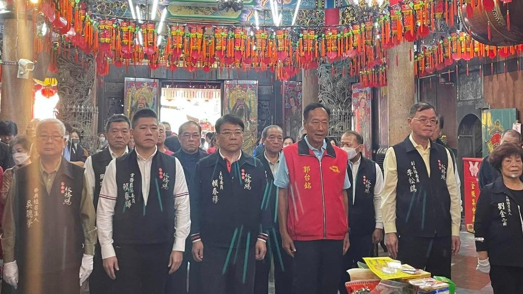 郭台銘面帶笑容參拜。（圖／翻攝自板橋慈惠宮臉書）