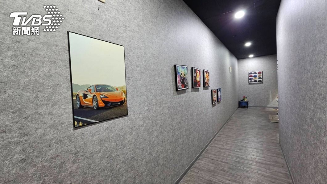 中古車行擺放多幅畫作。(圖/TVBS)