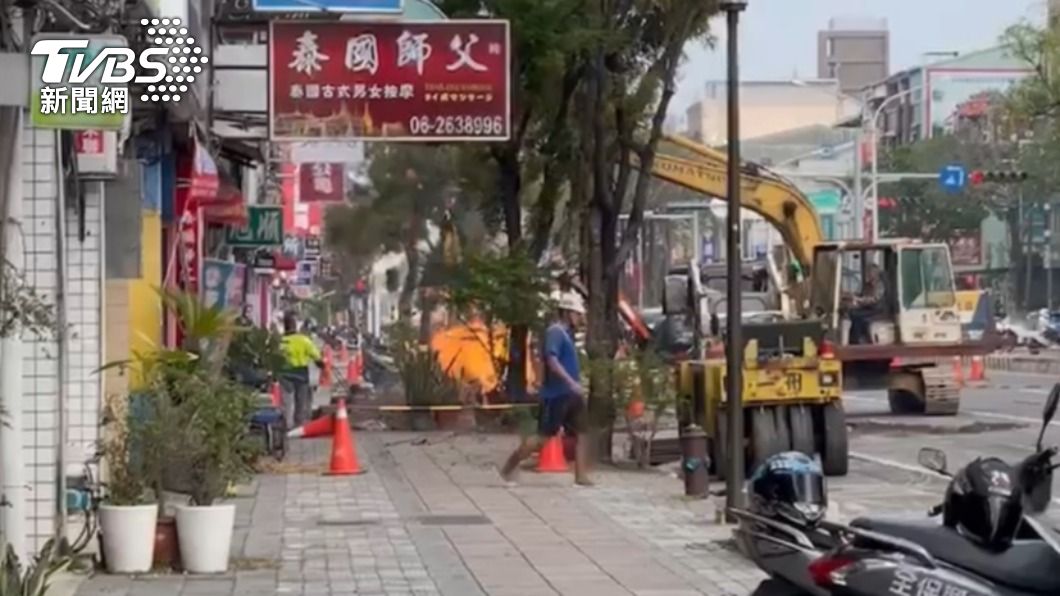 怪手挖破瓦斯管線　台南路面竄「3公尺高火焰」民眾看傻眼