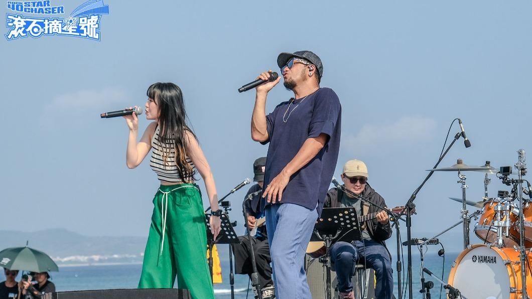 雙金歌王歌后張震嶽（右）與孫盛希同台飆唱經典歌曲〈分手吧〉象徵摘星號旅程即將告一個段落。（圖／滾石唱片）
