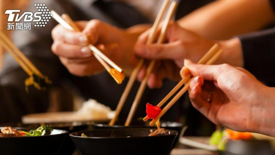 當女友面「幫異性夾菜」可以嗎？　他嗆：又不是小孩