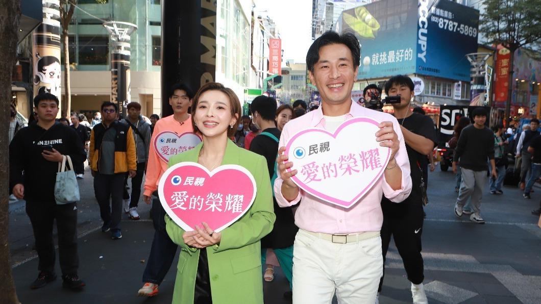 傅子純（右）特別穿粉色襯衫，呼應情人節企劃。（圖／民視提供）
