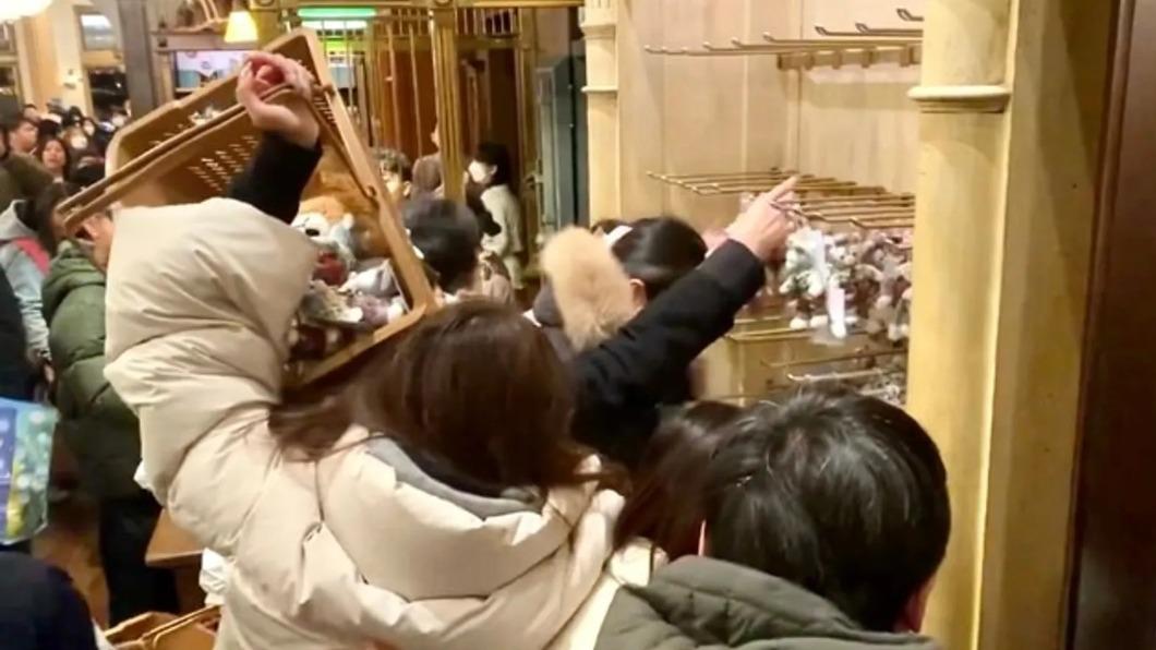 「蝗蟲過境」東京迪士尼!陸客狂掃這一隻 日本人怕爆:太恐怖