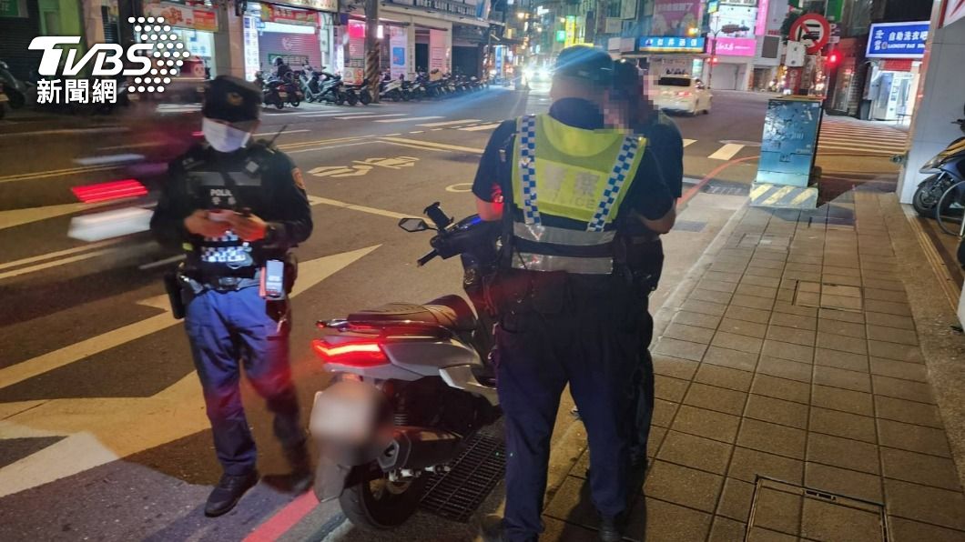 警方在重要道路臨檢。（圖／TVBS）