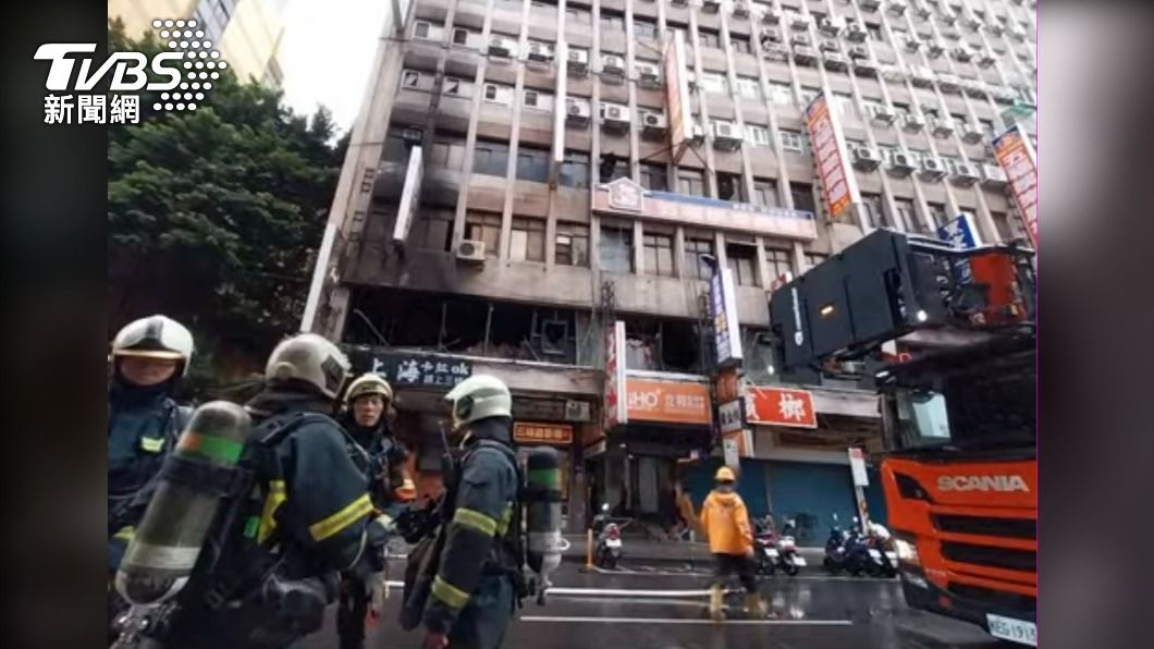 西門町五福大樓2樓舞廳發生火警,大批警消到場搶救。(圖/TVBS)