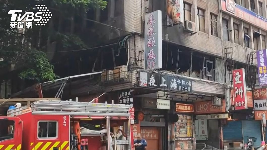舞廳外牆被大火燒得焦黑。(圖/TVBS)