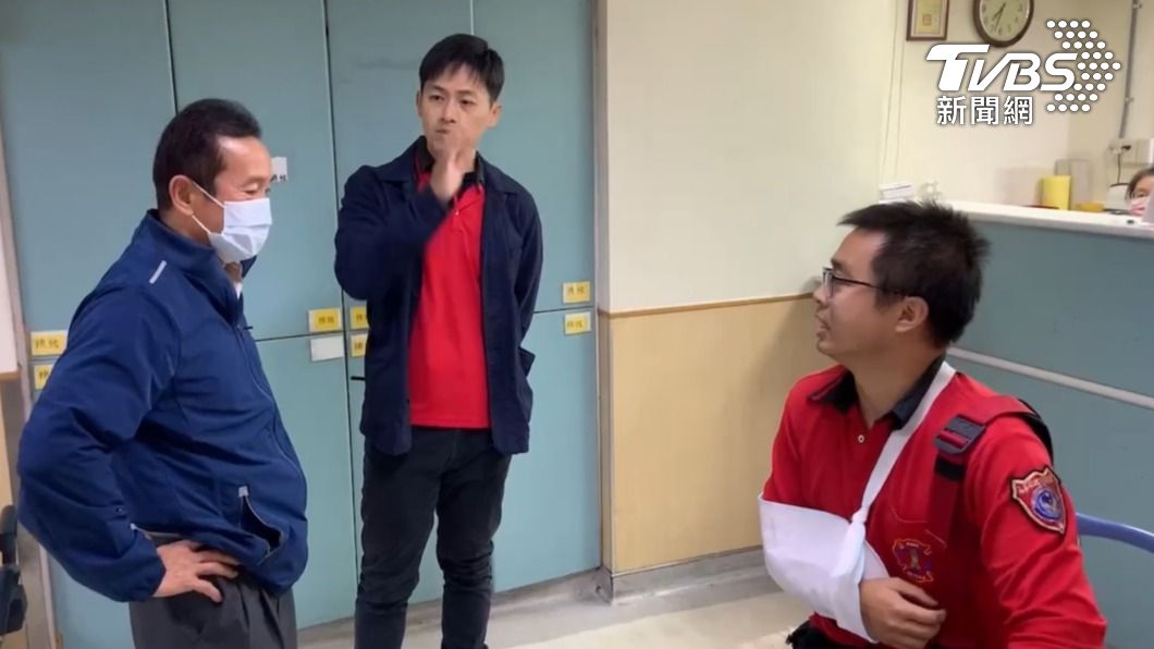 消防局郭立昌(左)得知後立即趕往醫院慰問受傷的林姓消防員。(圖/TVBS)