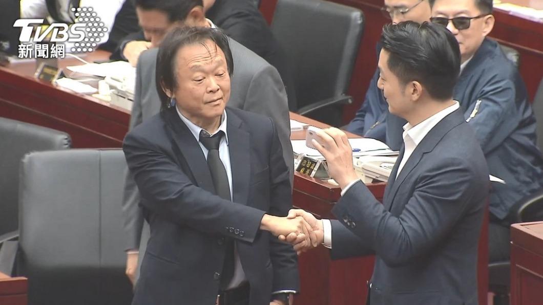 王世堅送蔣萬安倒數計時器。(圖/TVBS)