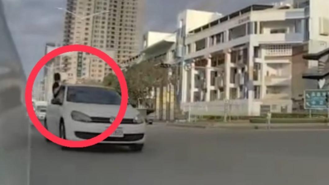 黑衣屁孩將身體探出車窗,並向後方車輛叫囂。(圖/民眾提供)